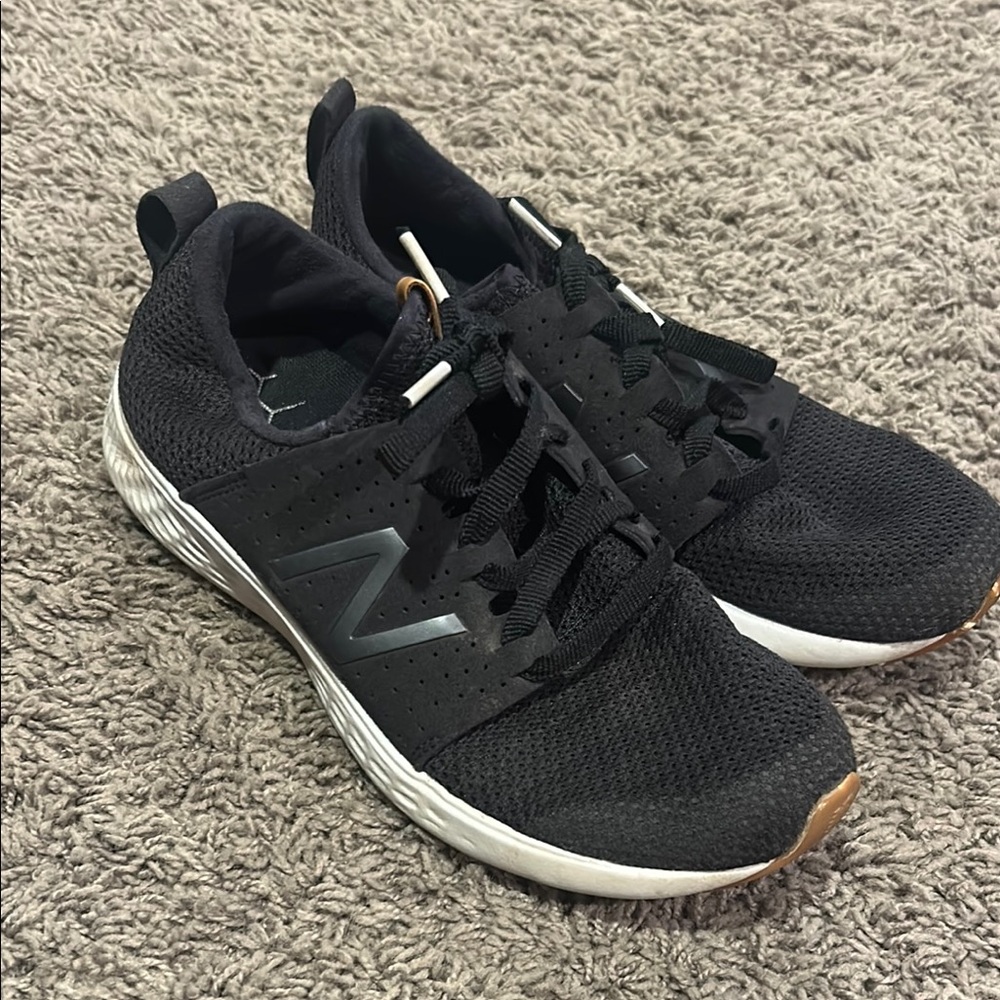 New Balance women’s Black tennis Shoes